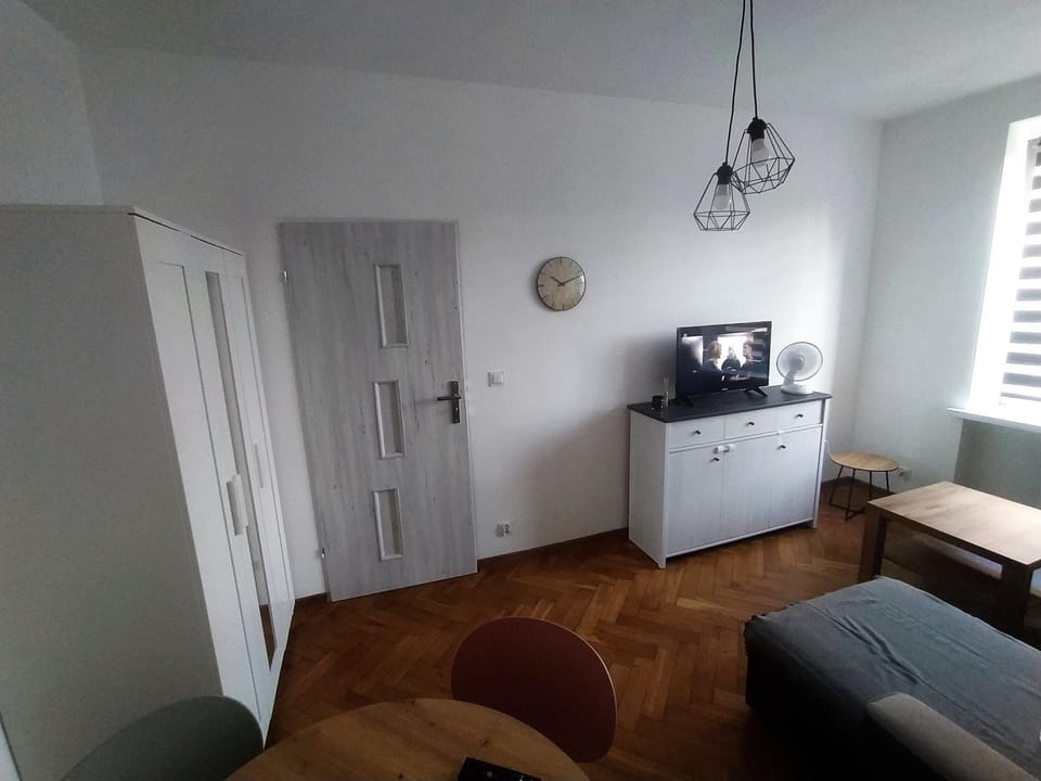 Communal lounge/ TV room, Bed, TV and multimedia, Living room, Seating area, Evening entertainment, wardrobe