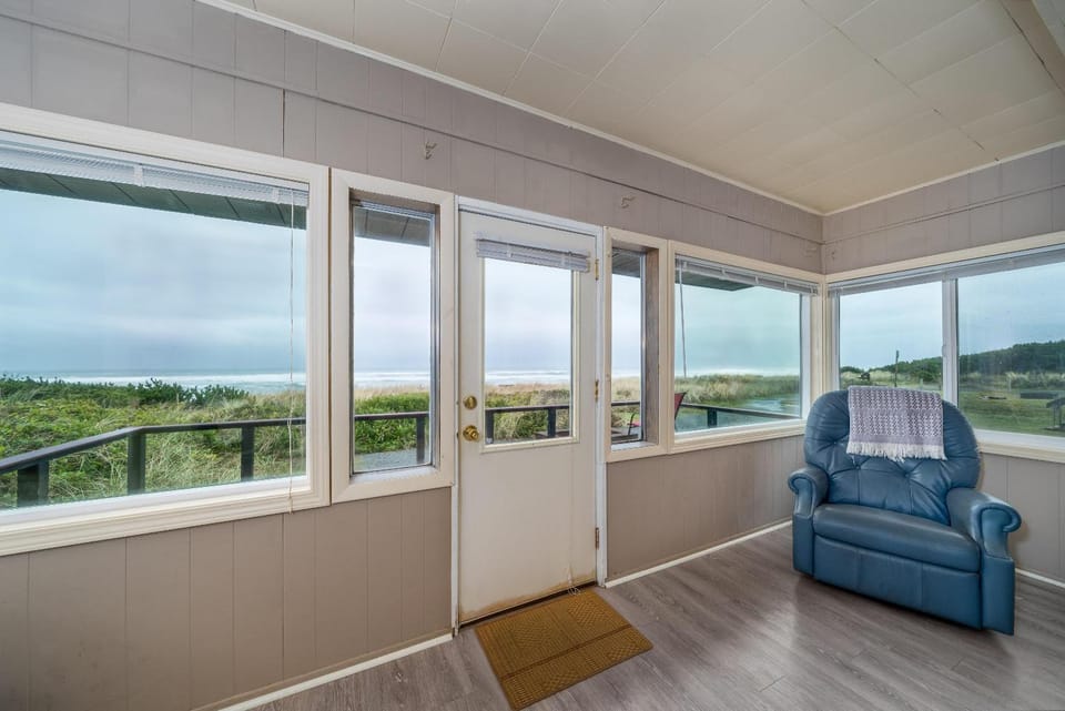 Beachside Bungalow House in Rockaway Beach