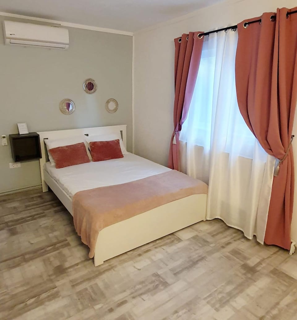 Bed, Bedroom, air conditioner