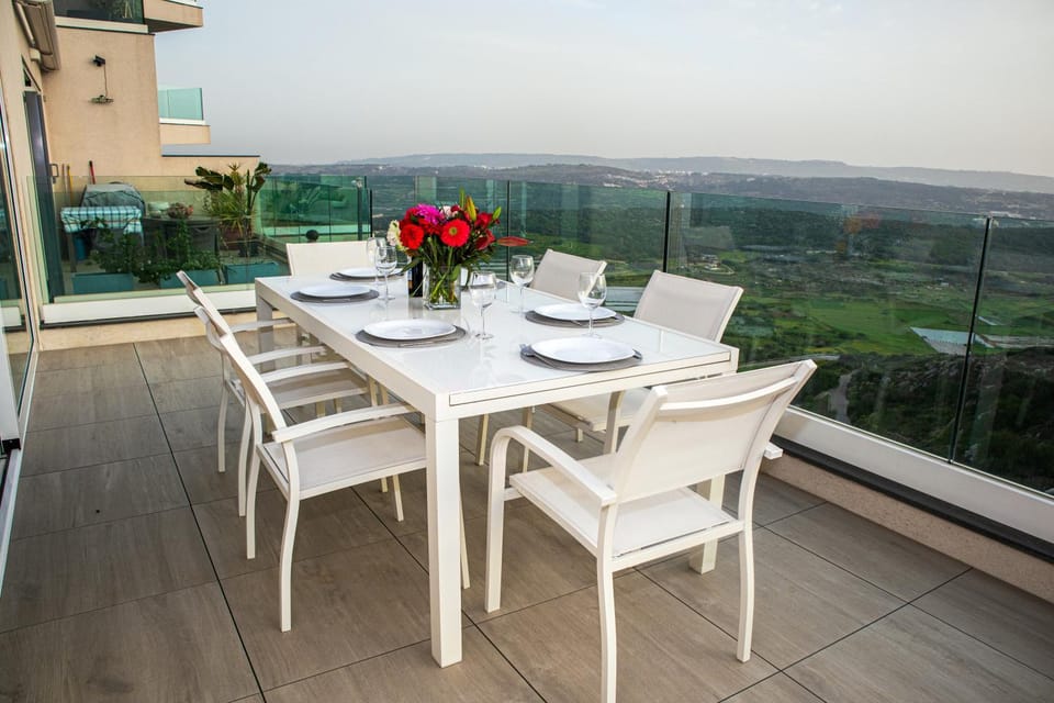 Natural landscape, View (from property/room), Balcony/Terrace, Dining area