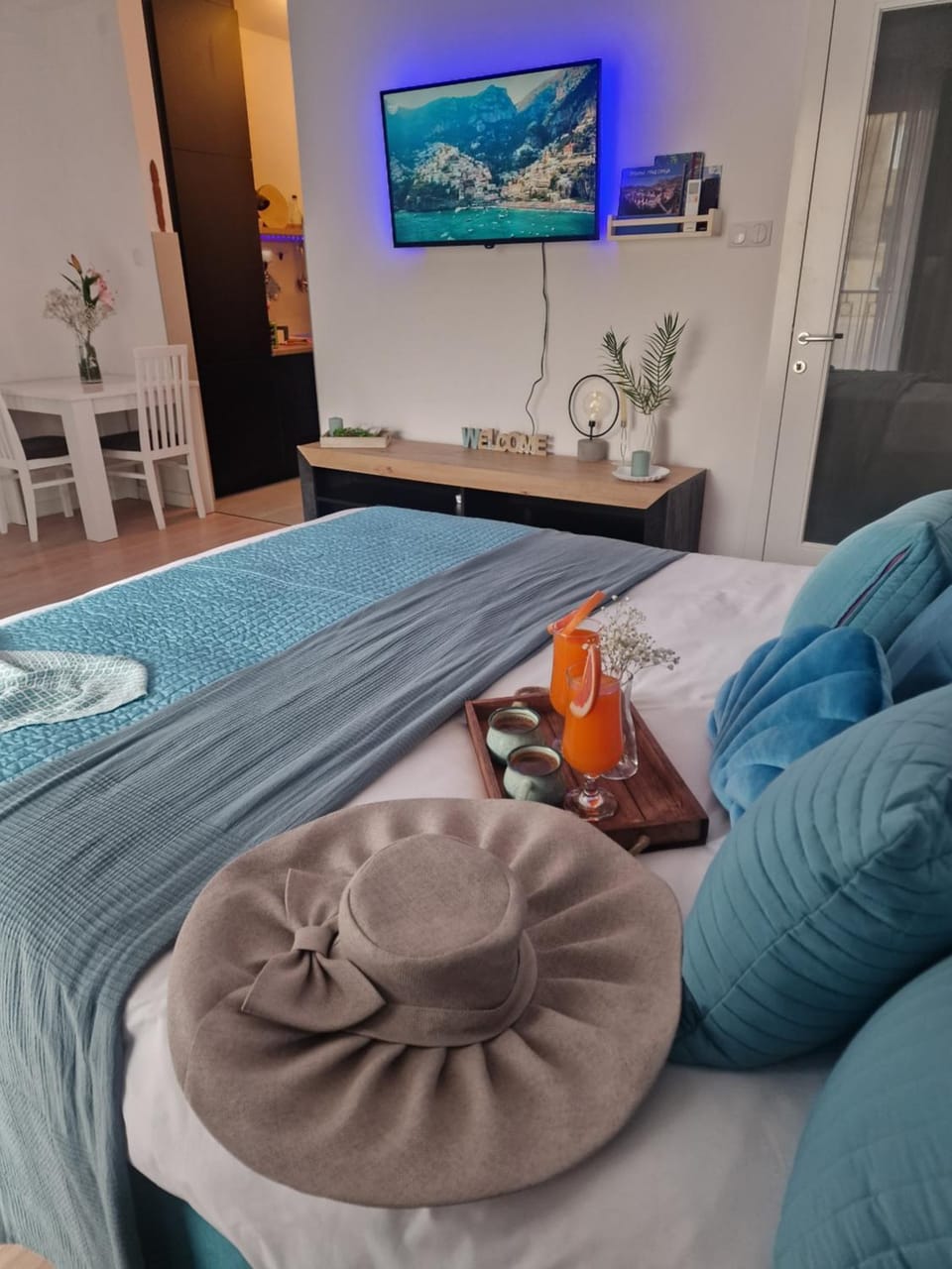 TV and multimedia, Food and drinks, Photo of the whole room, Drinks