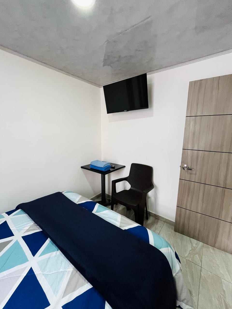 Bed, TV and multimedia, Photo of the whole room, Bedroom