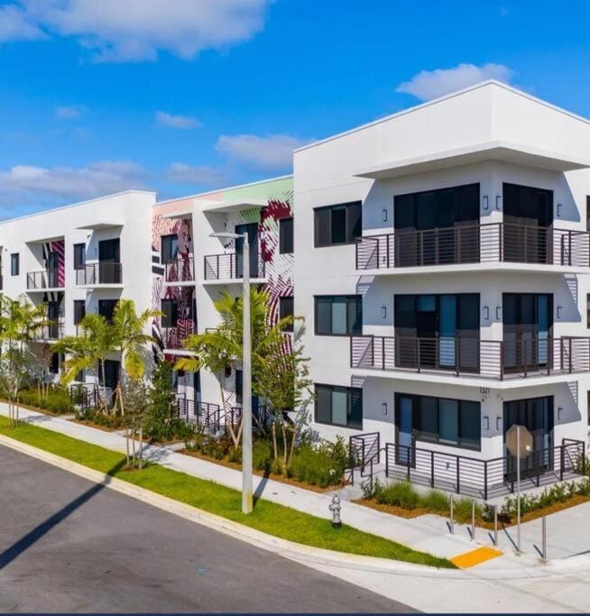 Luxe & cozy 3Beds,2rooms,EV Gym Near Beaches&Downtown WPB Apartment in West Palm Beach