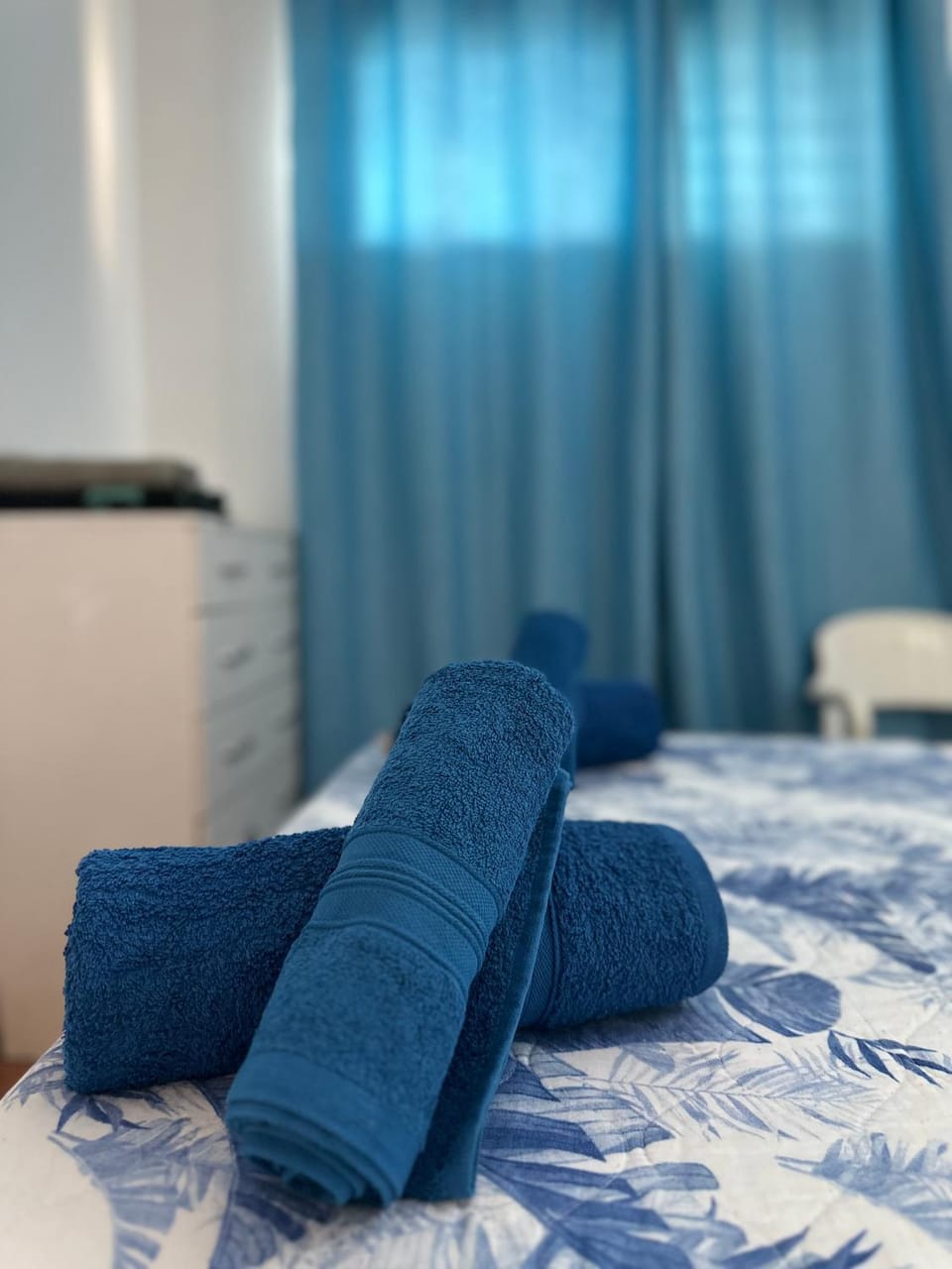 Bed, towels