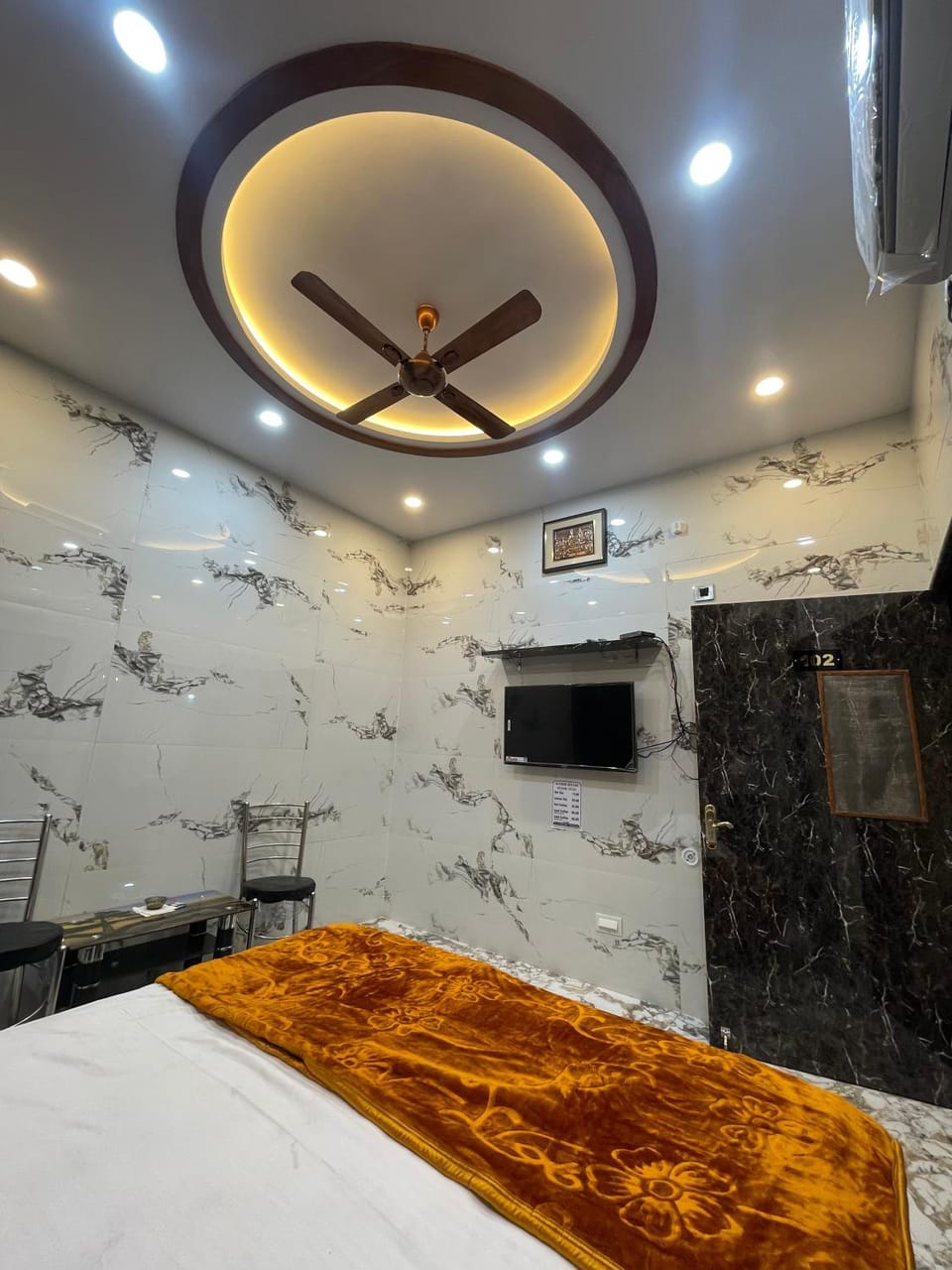 Bed, TV and multimedia, Evening entertainment, Bedroom, fireplace, air conditioner