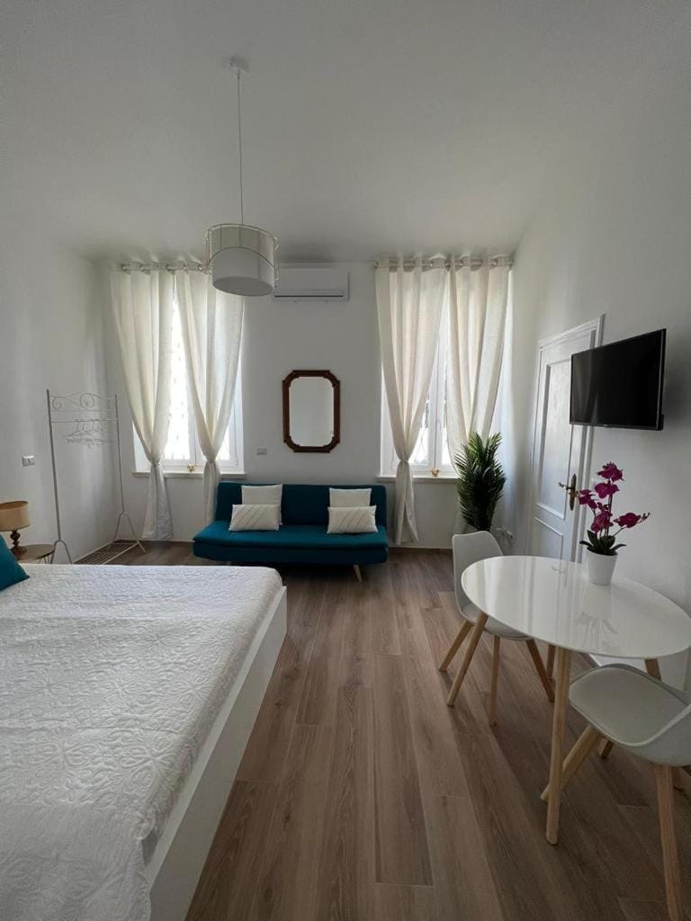 Communal lounge/ TV room, Bed, TV and multimedia, Living room, Photo of the whole room, Seating area, Bedroom, hair dresser