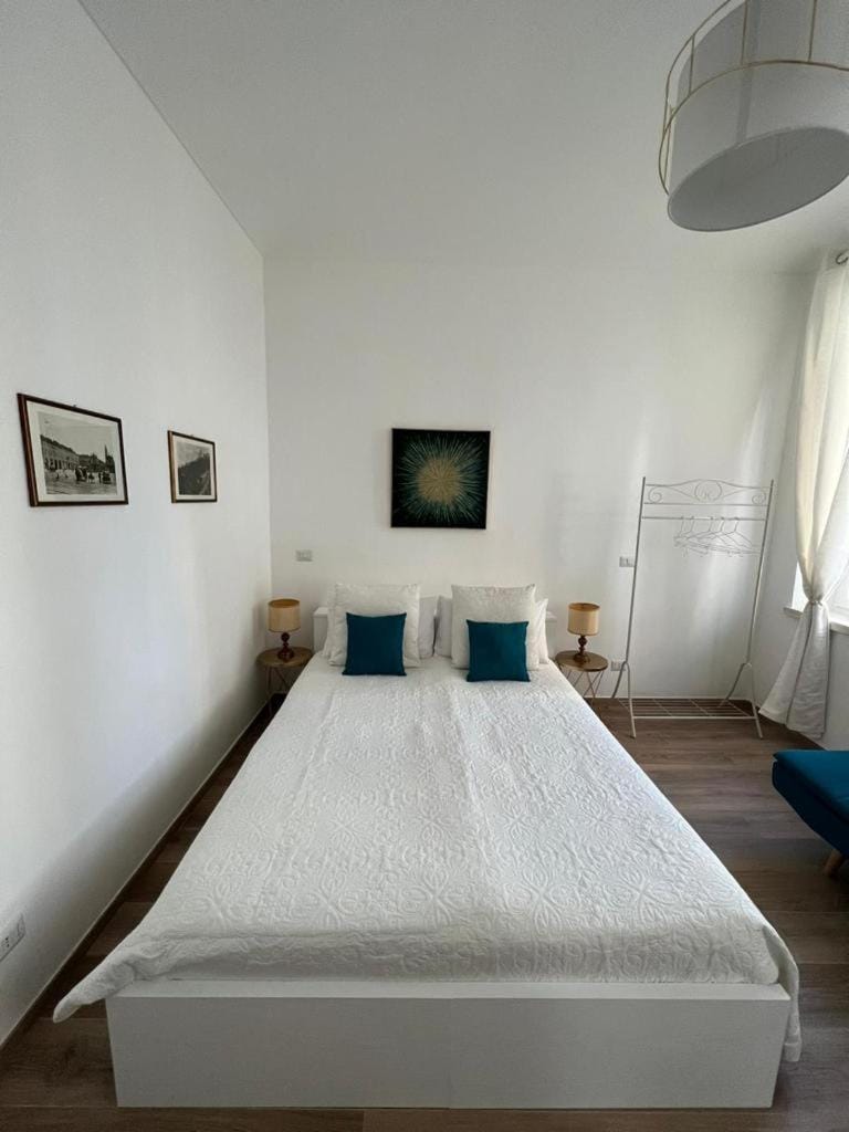 Bed, TV and multimedia, Photo of the whole room, Seating area, Bedroom, wardrobe, air conditioner, air conditioner