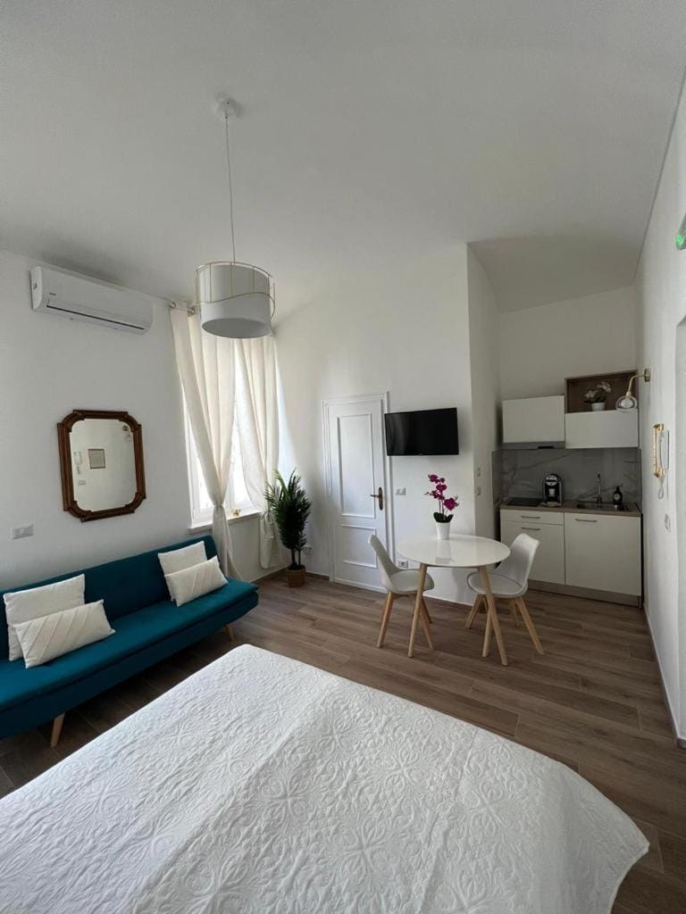 Bed, Kitchen or kitchenette, Living room, Photo of the whole room, Seating area, Dining area, Bedroom, wardrobe, air conditioner