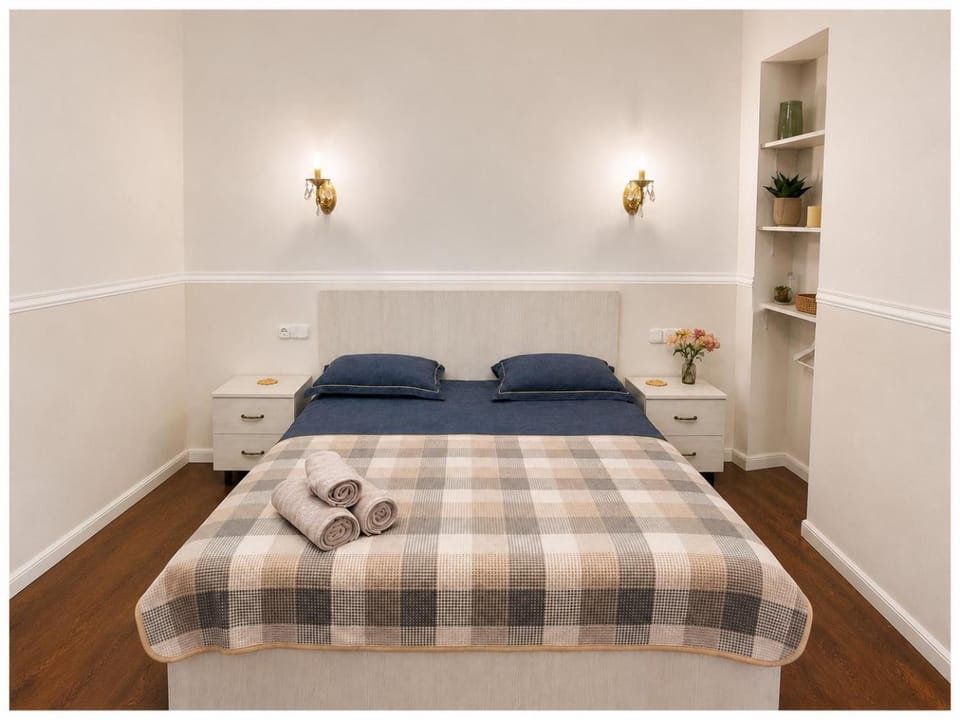 Bed, Bedroom, towels