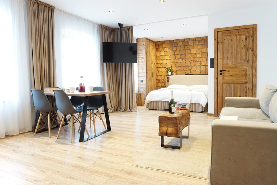 Bed, TV and multimedia, Living room, Photo of the whole room, Seating area, Dining area, Bedroom
