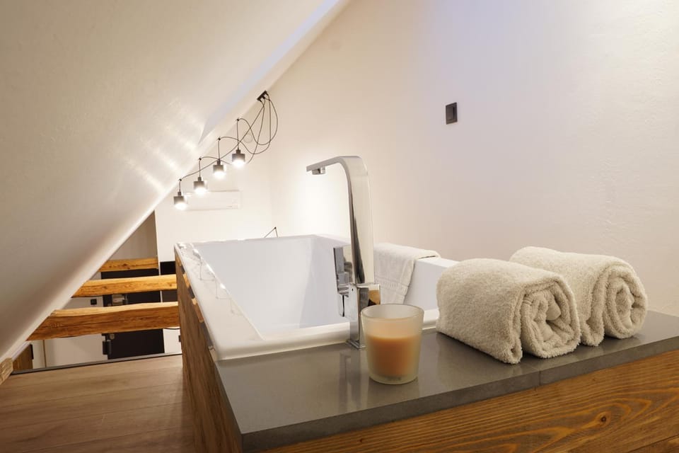 Seating area, Bath, towels