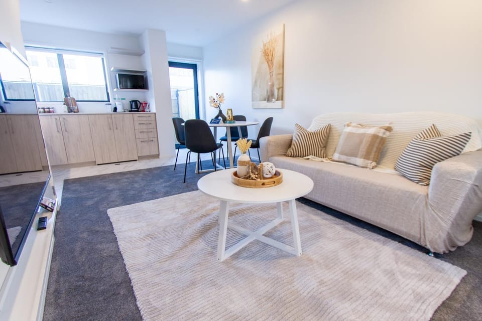 TV and multimedia, Kitchen or kitchenette, Living room, Photo of the whole room, Decorative detail, Seating area, Dining area, minibar