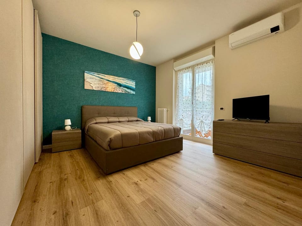 Bed, TV and multimedia, Photo of the whole room, Bedroom