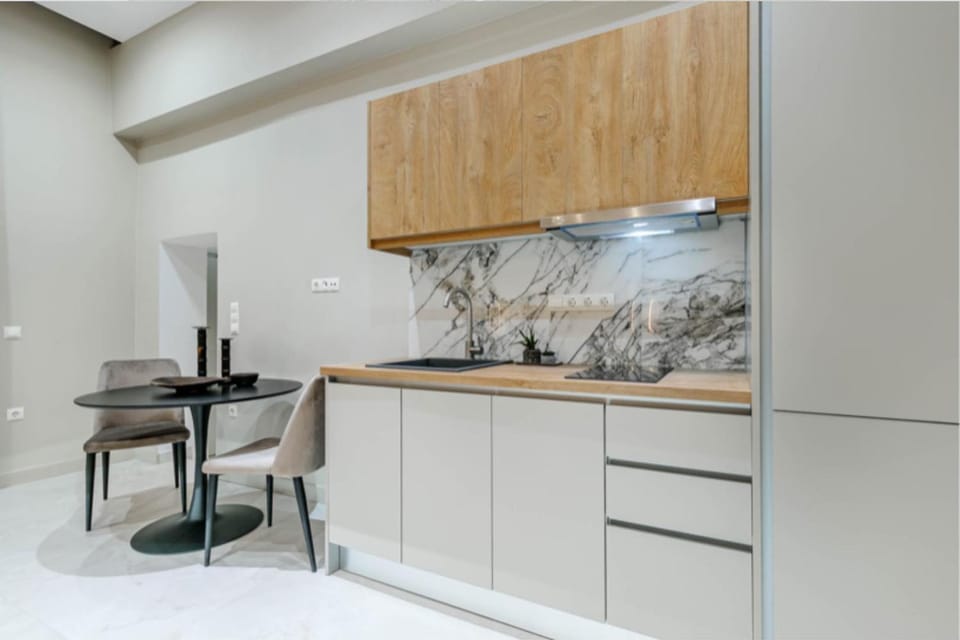 Kitchen or kitchenette, Dining area