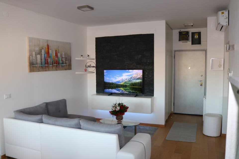 Communal lounge/ TV room, TV and multimedia, Living room, Seating area, Evening entertainment