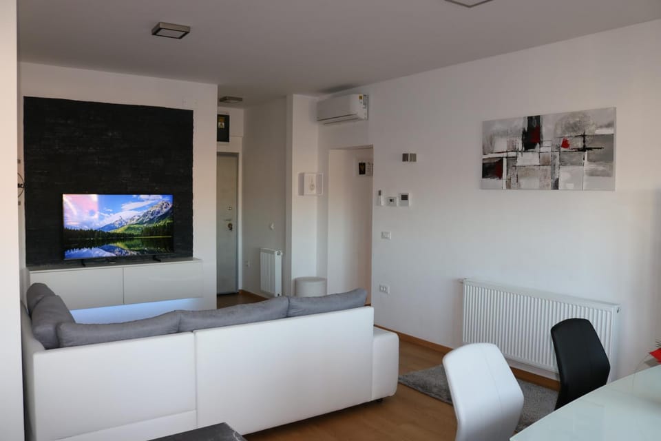Communal lounge/ TV room, TV and multimedia, Living room, Seating area, Evening entertainment, air conditioner