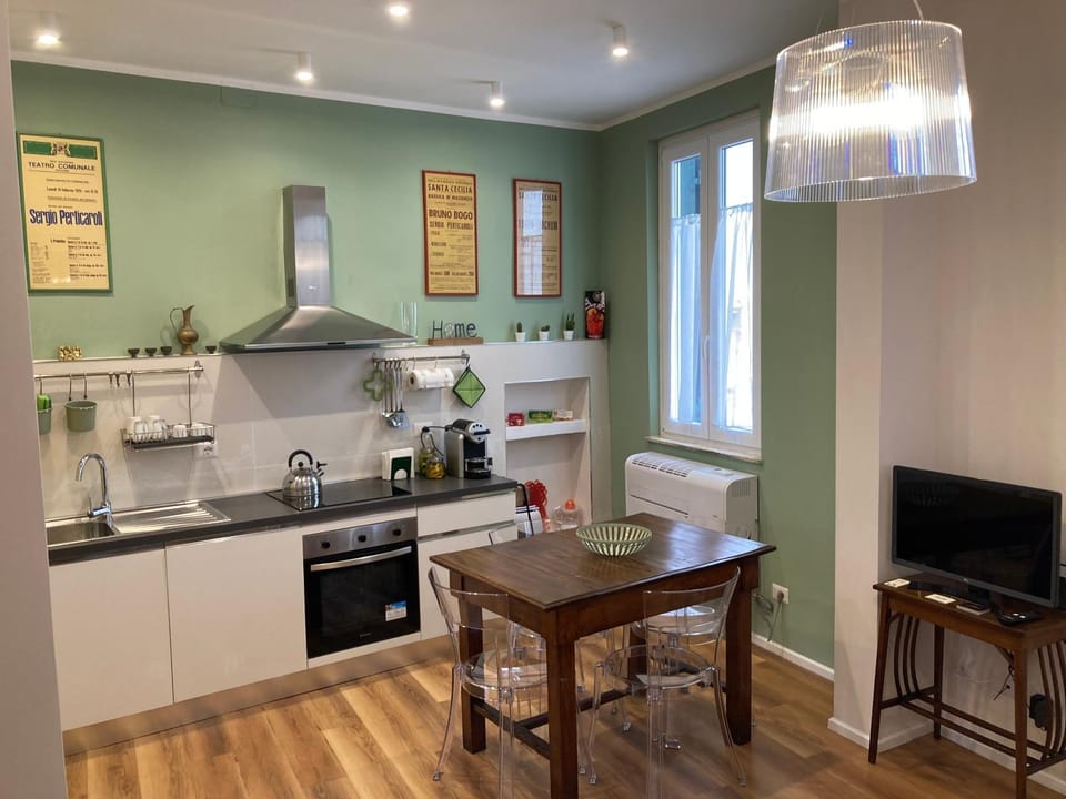 TV and multimedia, Seating area, Dining area