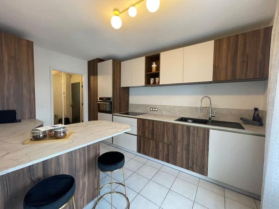 Le Mont-Veyrier, parking et vue Apartment in Annecy