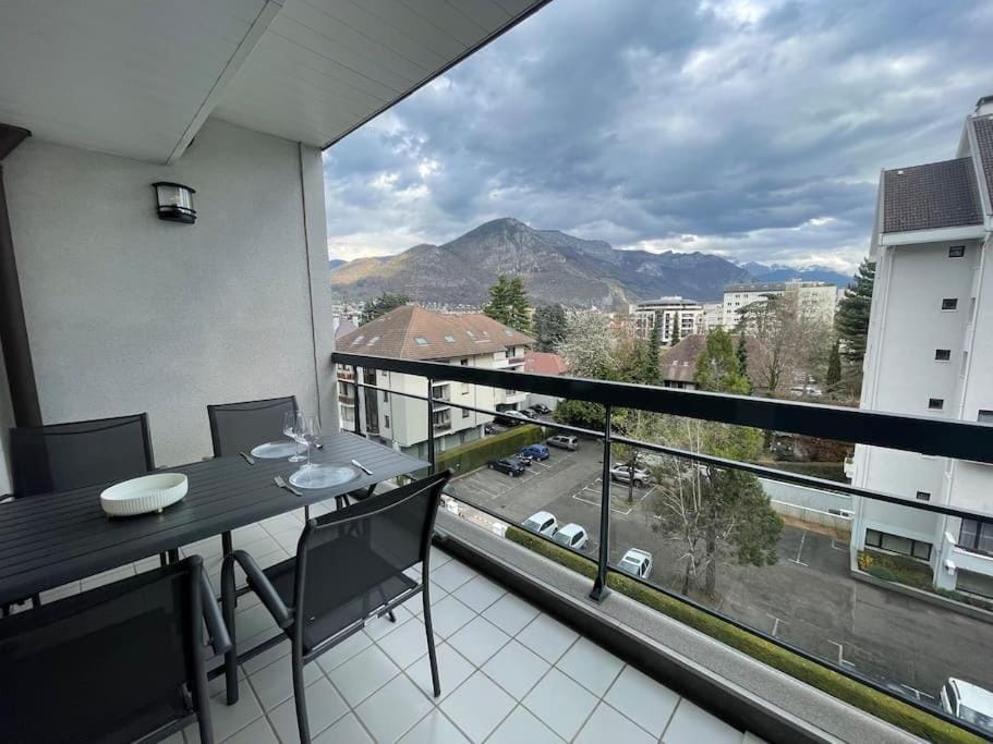Le Mont-Veyrier, parking et vue Apartment in Annecy