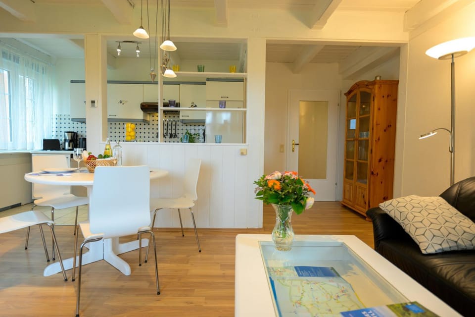 Kitchen or kitchenette, Living room, Seating area, Dining area, pet friendly