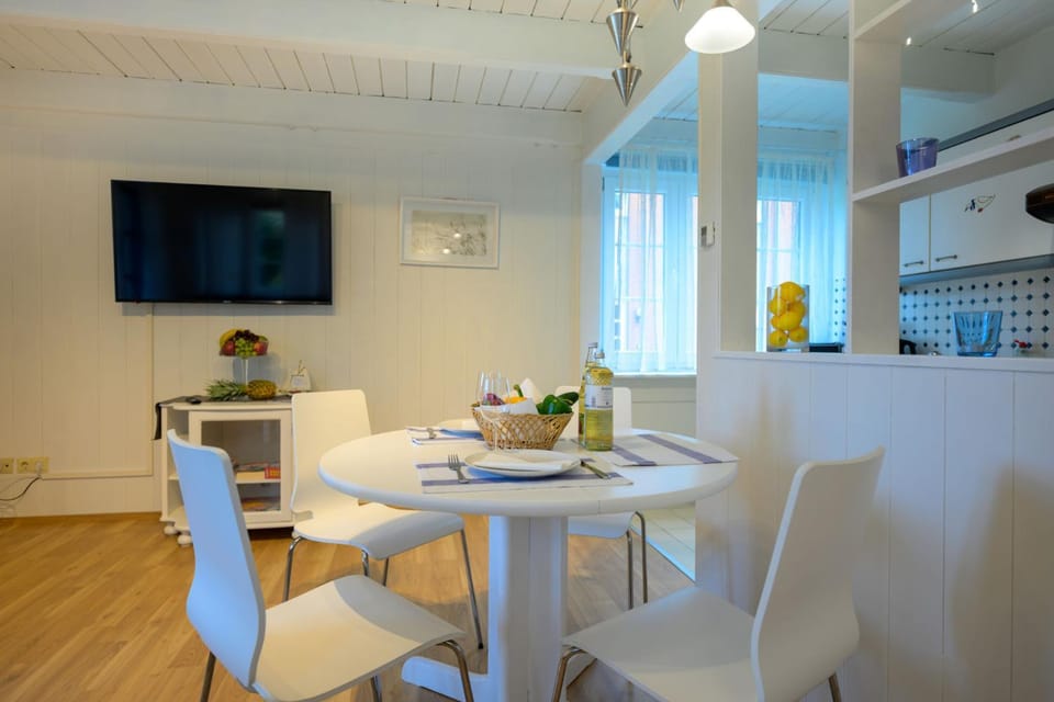 TV and multimedia, Kitchen or kitchenette, Living room, Dining area