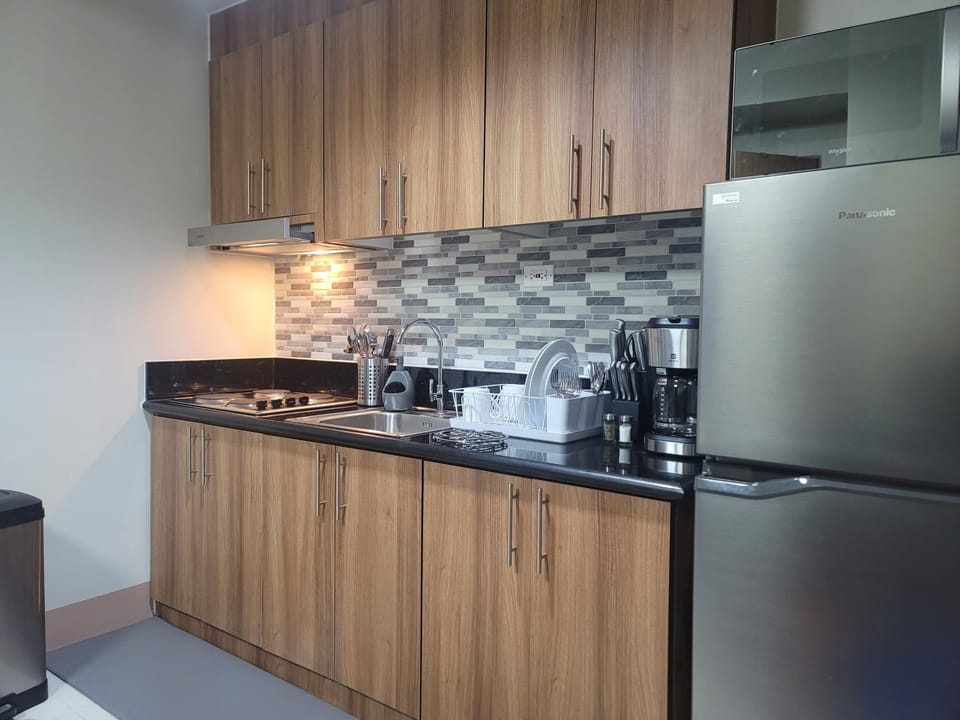Coffee/tea facilities, Kitchen or kitchenette, minibar, stove