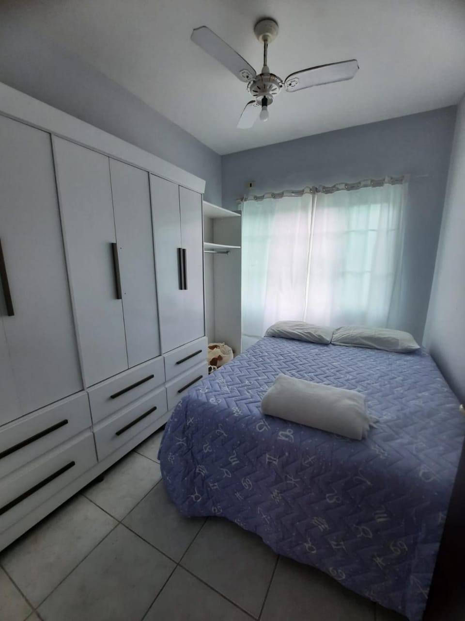Bed, Photo of the whole room, Bedroom, fireplace, wardrobe