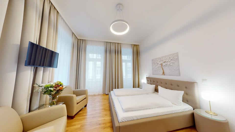 Bed, TV and multimedia, Photo of the whole room, Seating area, Bedroom, furniture, furniture