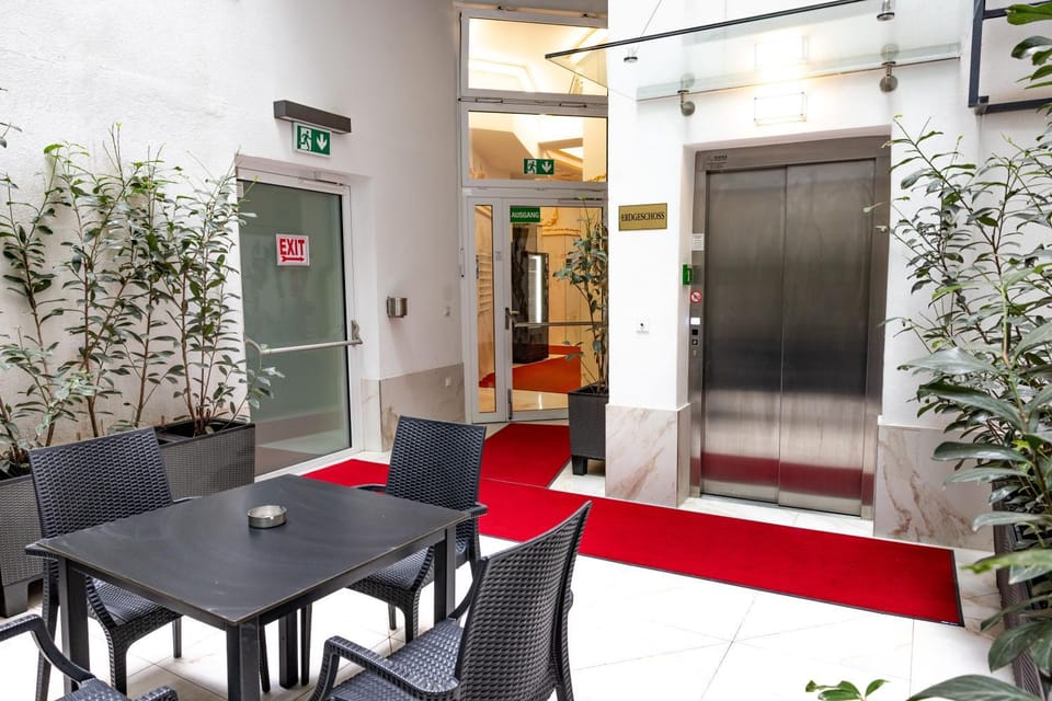 Property building, Facade/entrance, Seating area, elevator