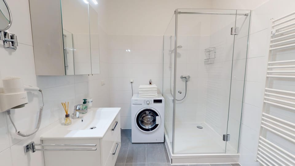 Shower, Toilet, Bathroom, heating, internet, towels, washing machine