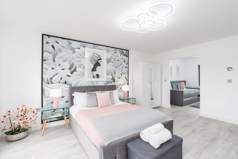 Bed, Bedroom, towels