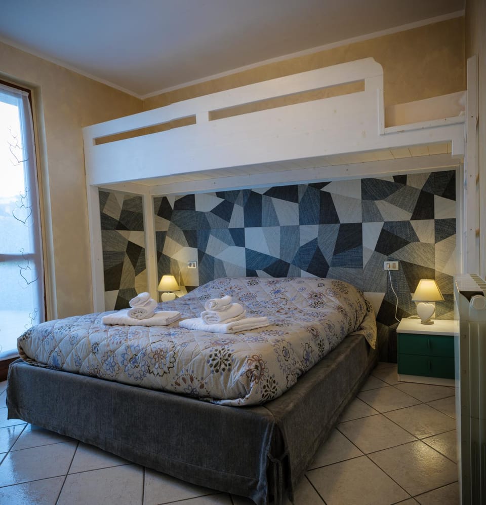 Bedroom, towels