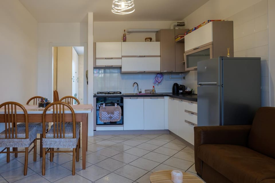 Kitchen or kitchenette, Dining area, pet friendly, stove