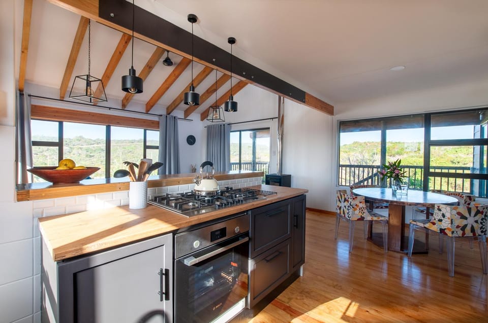 Kitchen or kitchenette, Dining area, dishwasher, stove