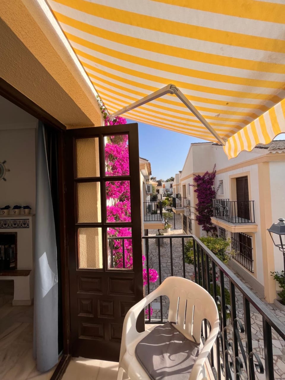 Property building, Balcony/Terrace, Seating area