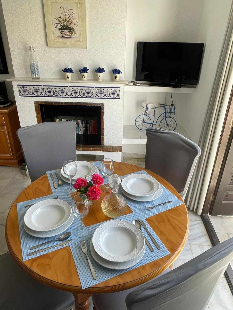 TV and multimedia, Kitchen or kitchenette, Living room, Seating area, Dining area