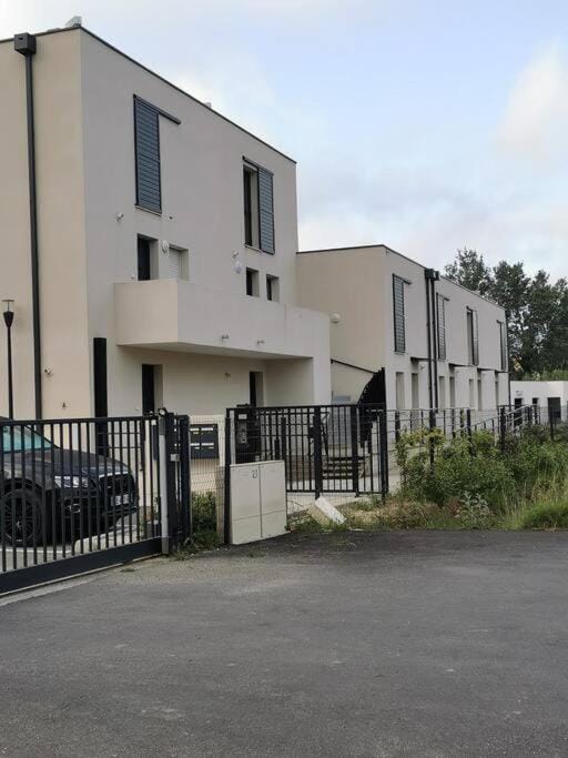 Property building, Street view