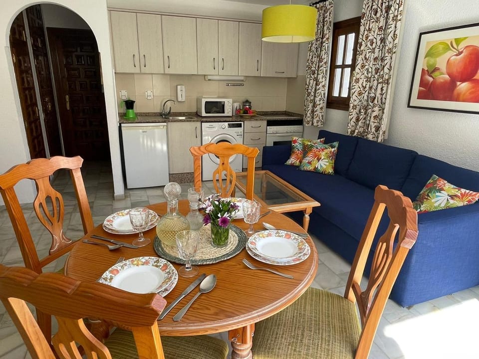 Kitchen or kitchenette, Living room, Food and drinks, Seating area, Dining area, Food, minibar, pet friendly, stove
