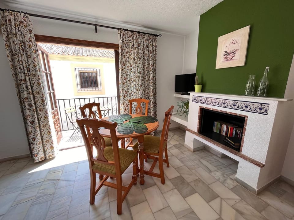 TV and multimedia, Living room, Seating area, Dining area
