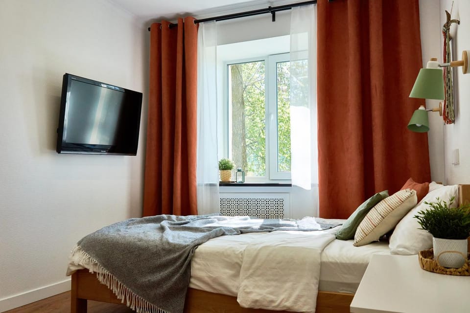Bed, TV and multimedia, Bedroom