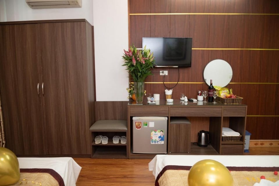 Communal lounge/ TV room, Bed, Photo of the whole room, Bedroom, hair dresser, wardrobe, air conditioner