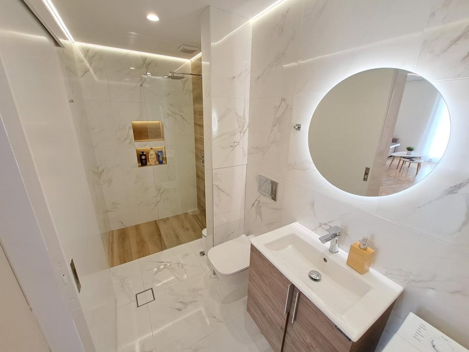 Shower, Toilet