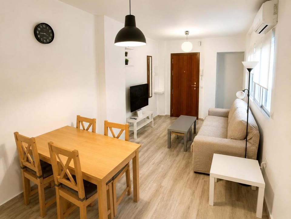 TV and multimedia, Living room, Seating area, Dining area