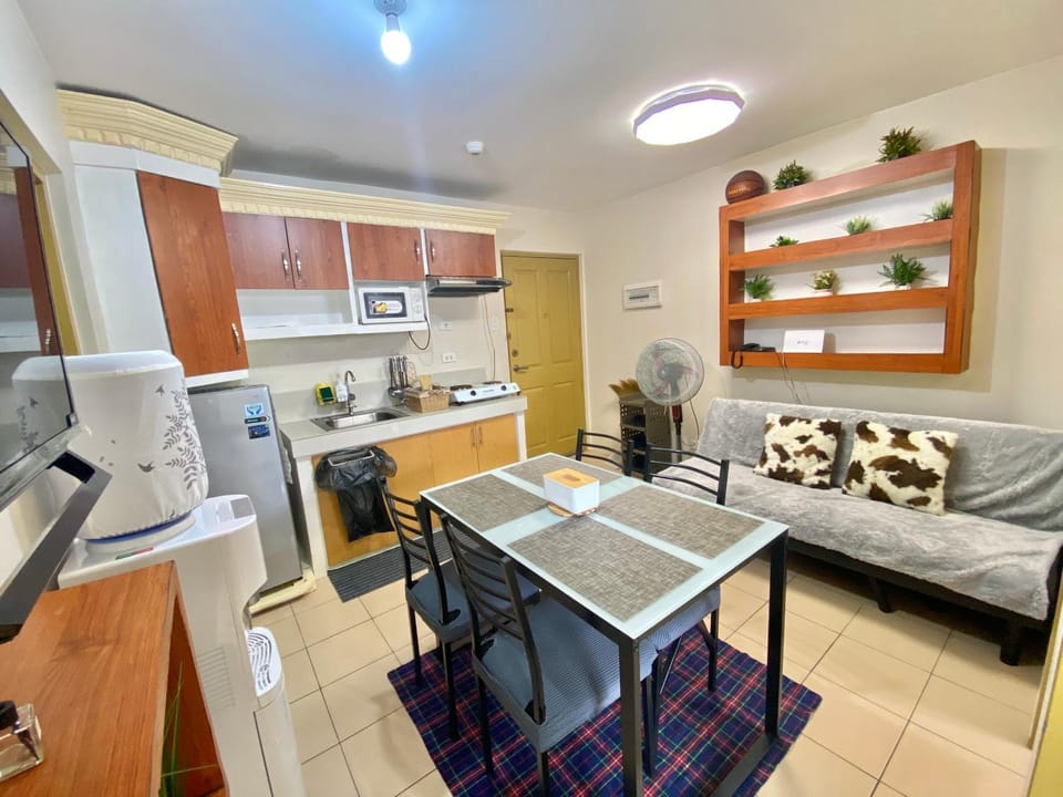 Kitchen or kitchenette, Living room, Seating area, Dining area, minibar