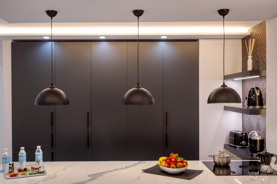 Coffee/tea facilities, Kitchen or kitchenette, stove
