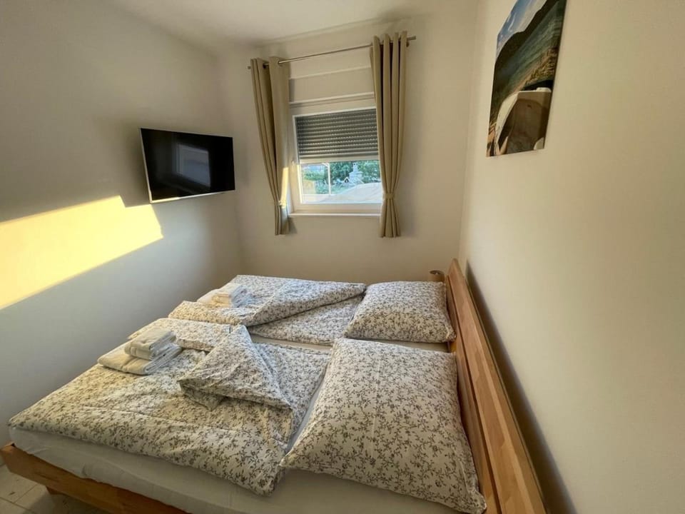 TV and multimedia, Photo of the whole room, Bedroom