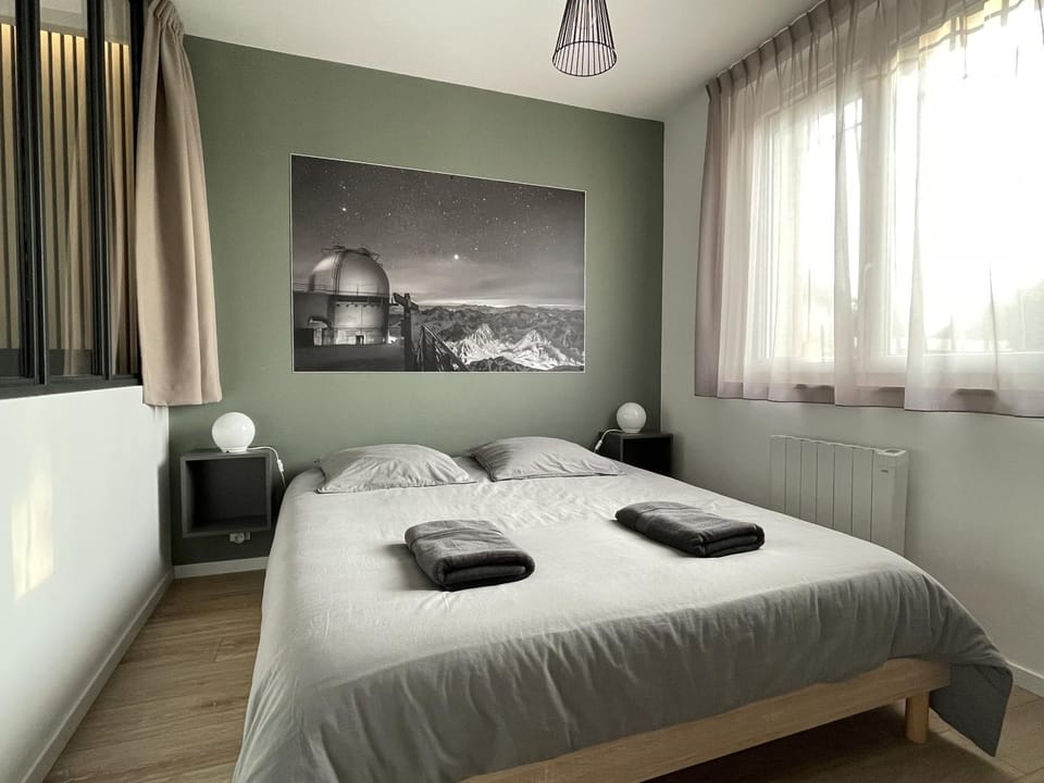 Bed, Night, Photo of the whole room, Bedroom