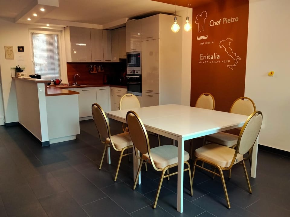 Kitchen or kitchenette, Dining area, pet friendly