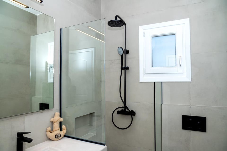 Aegean Crown Apartment in Decentralized Administration of the Aegean
