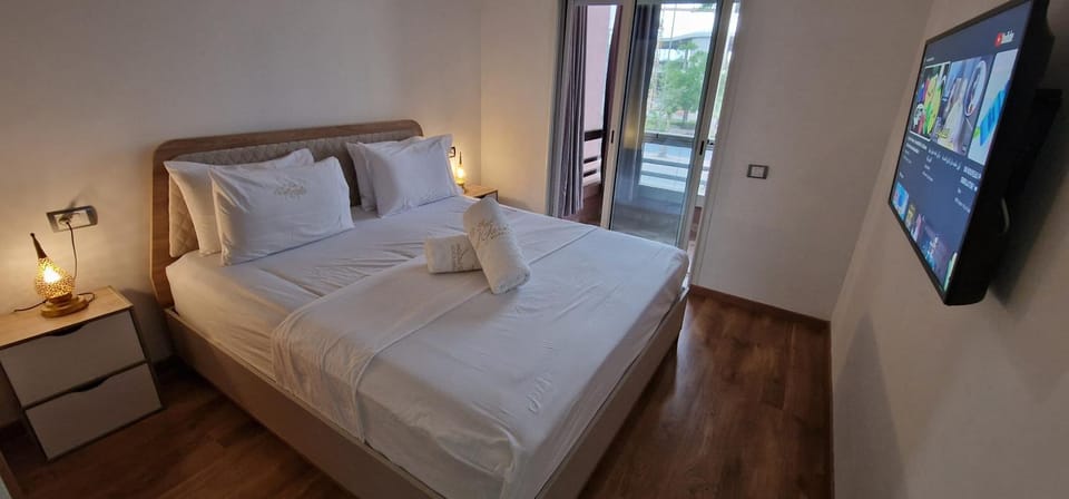Bed, TV and multimedia, Photo of the whole room, Bedroom